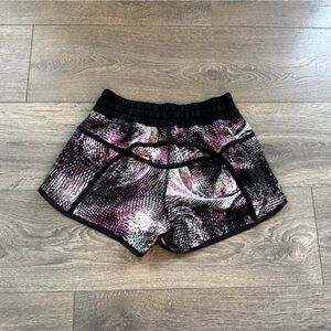 Lululemon Tracker Short III
2016 Seawheeze Mo Money Light Up Lilac Black Size 4